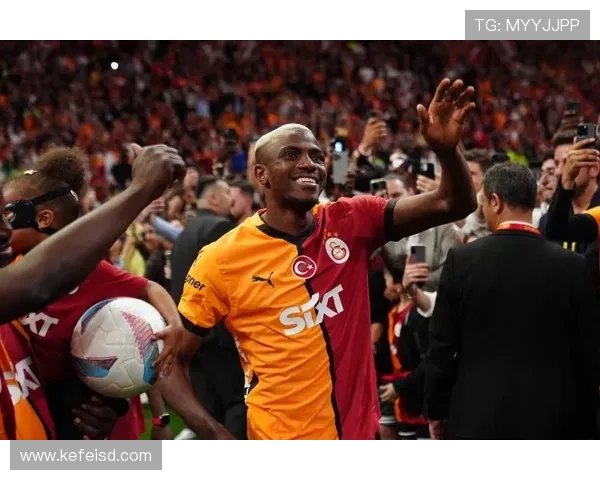 奥斯梅恩：那不勒斯队旗帜